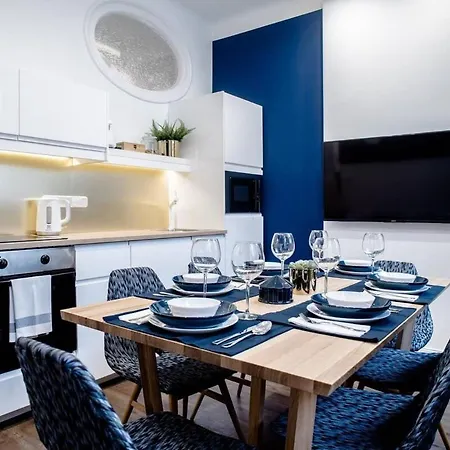 Elegant Design In Vibrant Center شقة