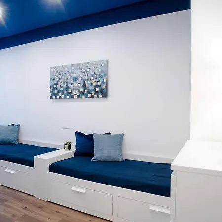 Elegant Design In Vibrant Center شقة *