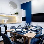 Elegant Design In Vibrant Center アパート