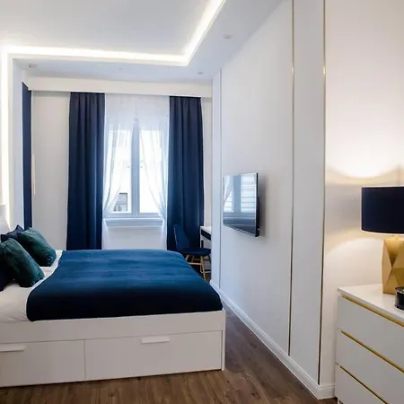 Elegant Design In Vibrant Center * ブダペスト