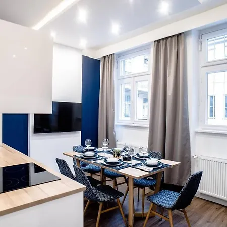 Elegant Design In Vibrant Center アパート