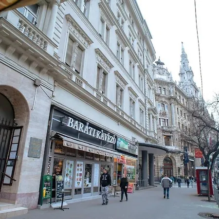 Elegant Design In Vibrant Center アパート