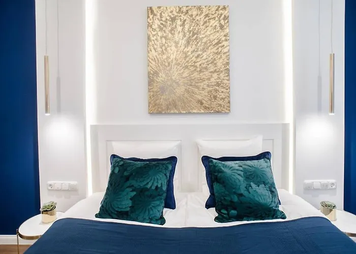 Elegant Design In Vibrant Center شقة *