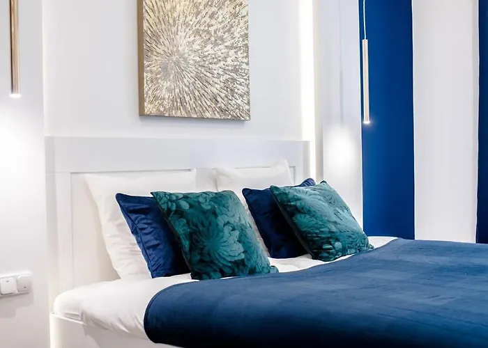 Elegant Design In Vibrant Center شقة *