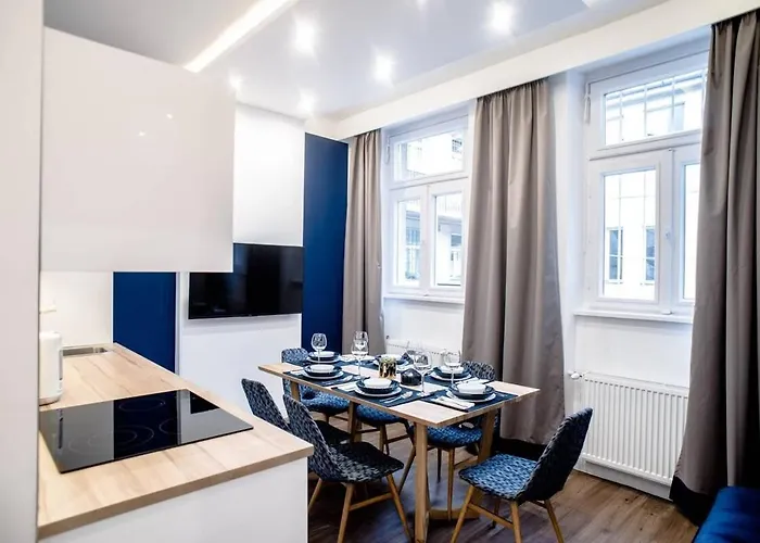 Elegant Design In Vibrant Center شقة