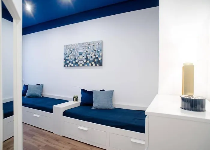 Elegant Design In Vibrant Center شقة *