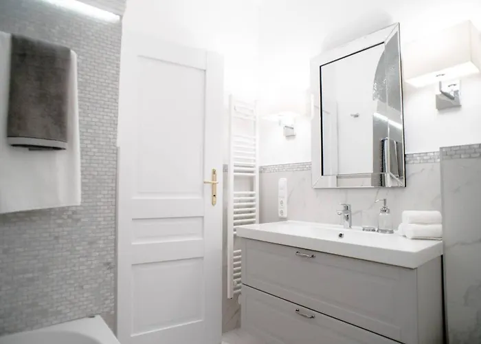 Elegant Design In Vibrant Center شقة بودابست