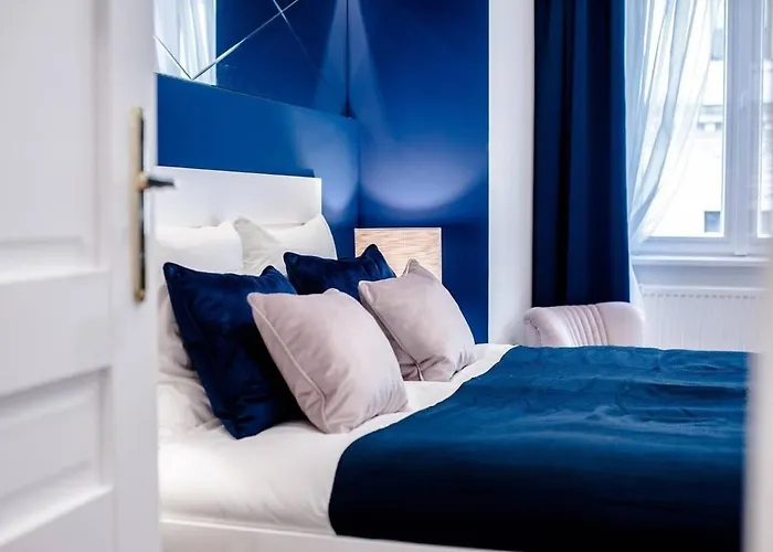 Elegant Design In Vibrant Center شقة *