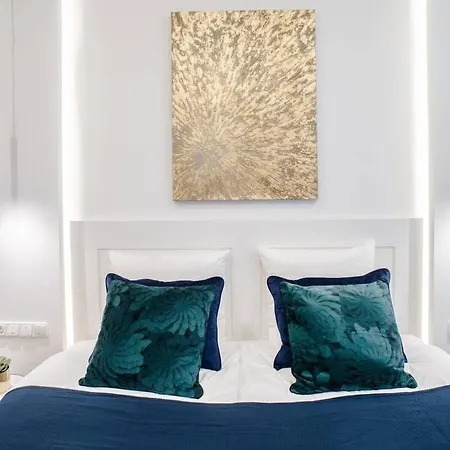 Elegant Design In Vibrant Center Lejlighed *