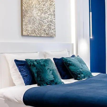 Elegant Design In Vibrant Center Lejlighed *
